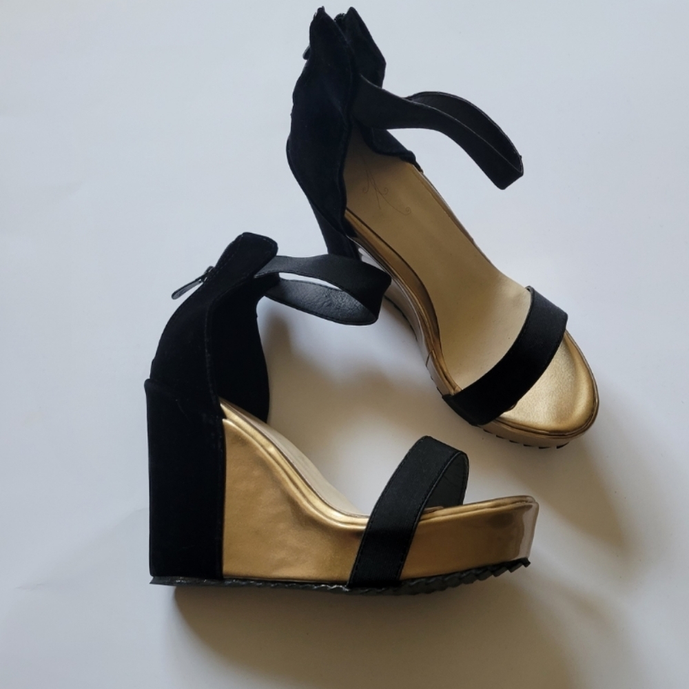 NEW! FLORA MODA BLACK & GOLD OPEN TOE BACK ZIPPER WEDGE SANDALS
